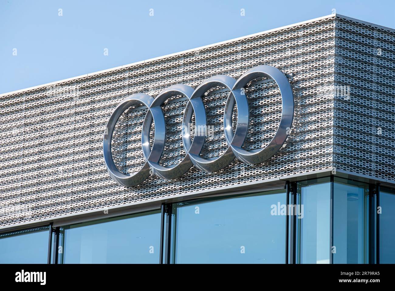 Dettaglio di una concessionaria di Audi con il logo del marchio Foto Stock