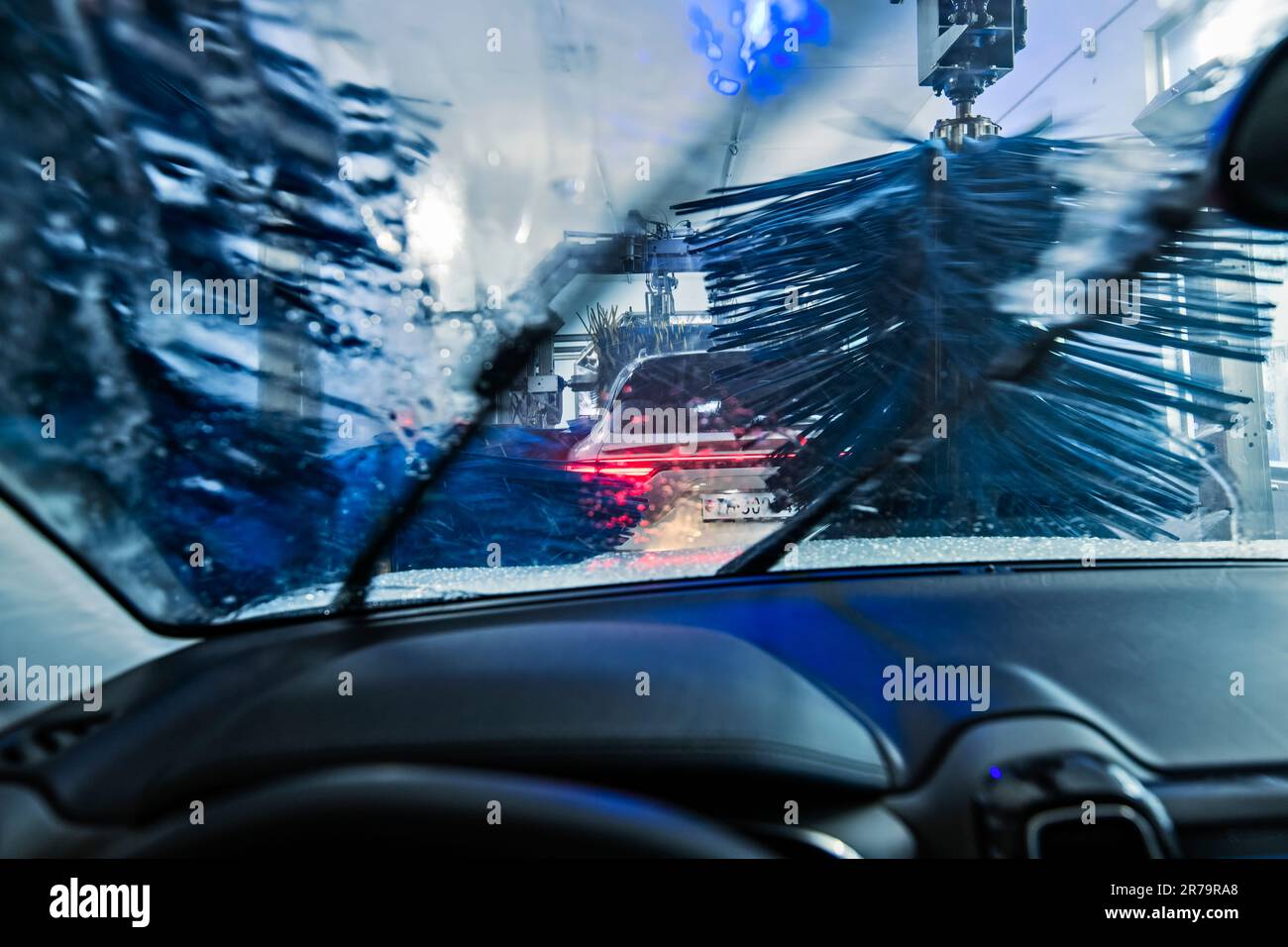 Auto in un autolavaggio Foto Stock