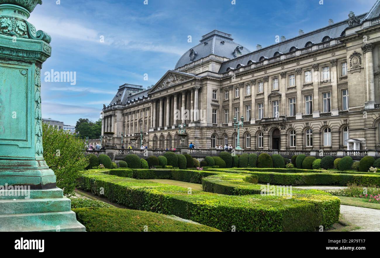 Vista frontale prospettica della facciata principale con i giardini del Palazzo reale di Bruxelles del 19th° secolo. Foto Stock