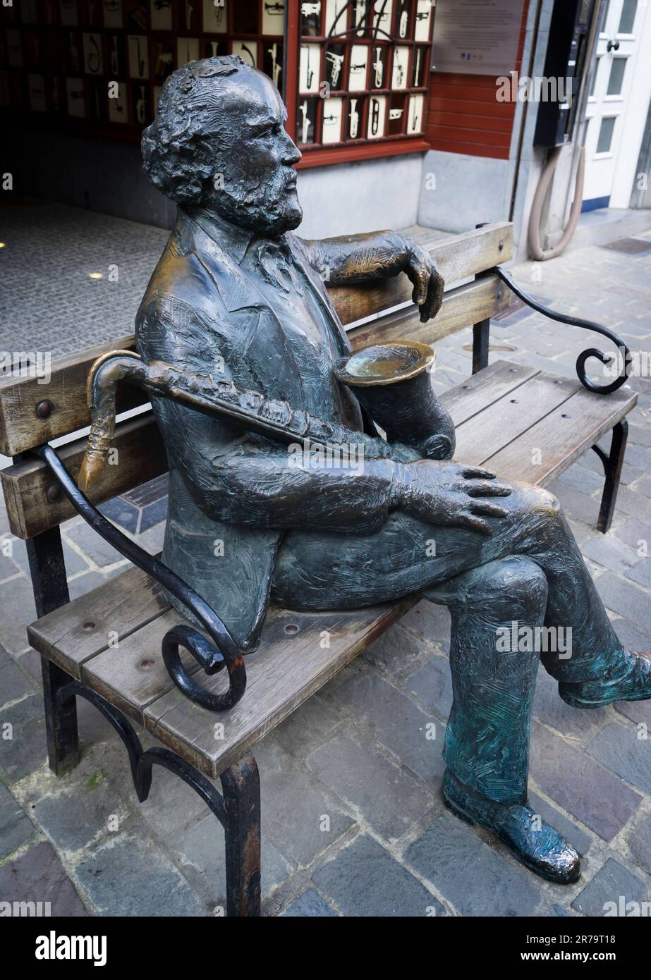 Statua di Adolphe Sax, inventore del sassofono e di altri strumenti musicali, nella città belga di Dinant, sua città natale. Foto Stock