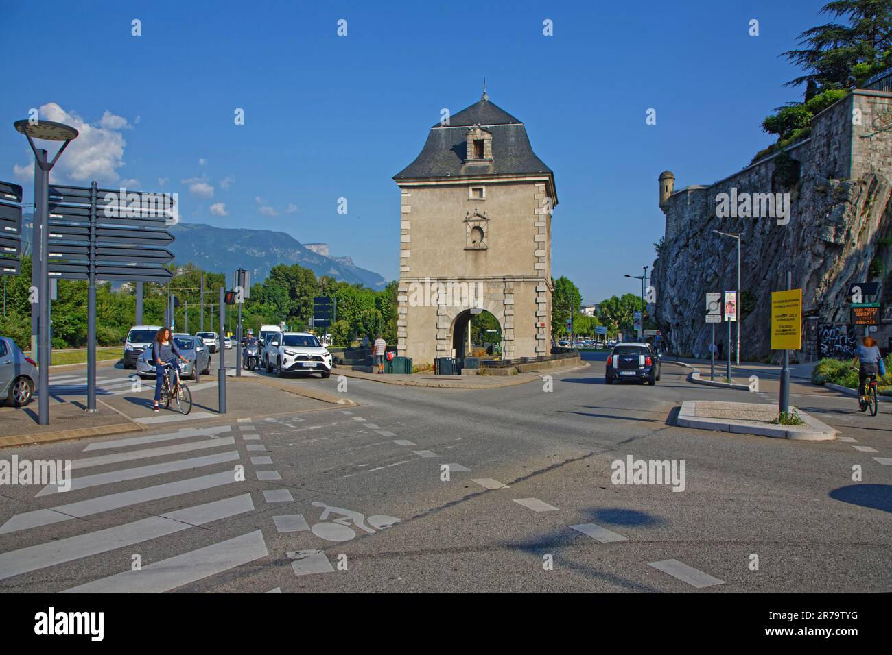 GRENOBLE, FRANCIA, 12 giugno 2023: La Porte de France. Grenoble è la città più flattata della Francia, ideale per il ciclismo, grazie a una rete di ciclismo reinforc Foto Stock