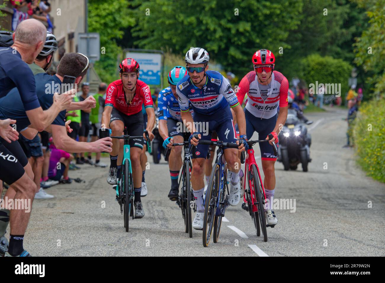 PINET, FRANCIA, 12 giugno 2023 : gli spettatori applaudiscono i corridori del Criterium du Dauphine, una gara di ciclismo su strada per otto giorni e uno dei più importanti r Foto Stock