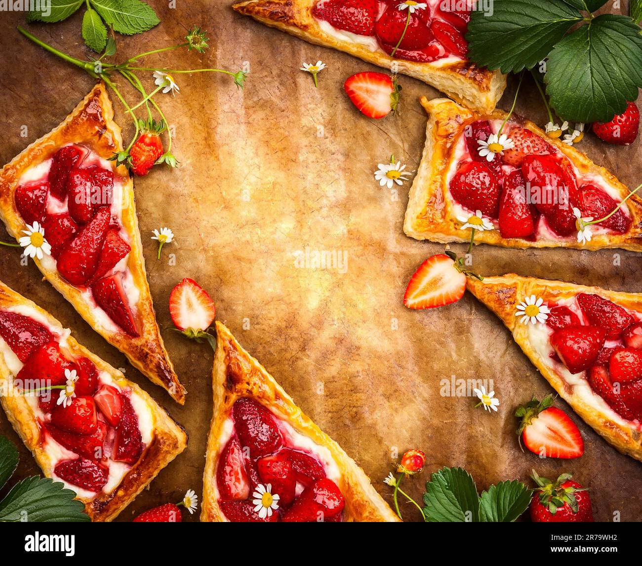 Deliziosa idea per dessert estivo: Torta di pasta sfoglia con fragola e ricotta a forma di triangoli. Vista dall'alto Foto Stock