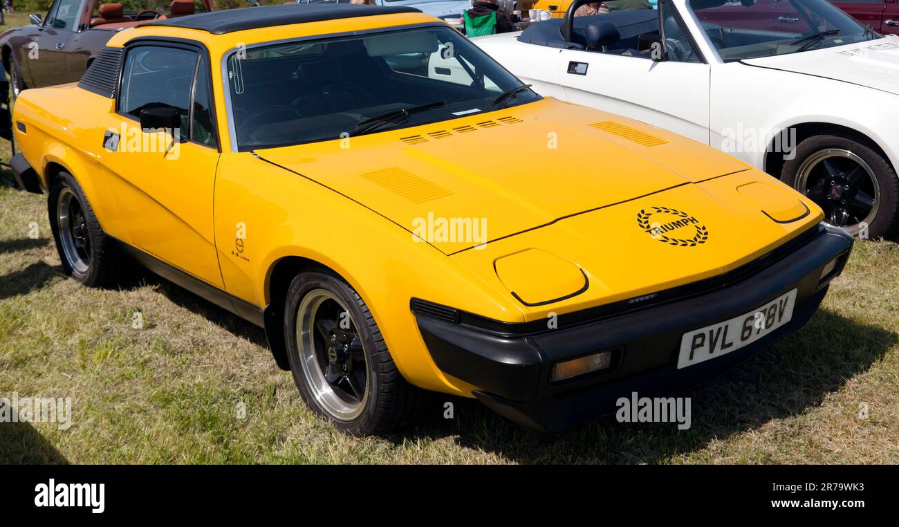 Vista frontale di tre quarti di un giallo, 1980, Triumph TR7, in mostra al Salone delle Auto classiche Deal 2023 Foto Stock