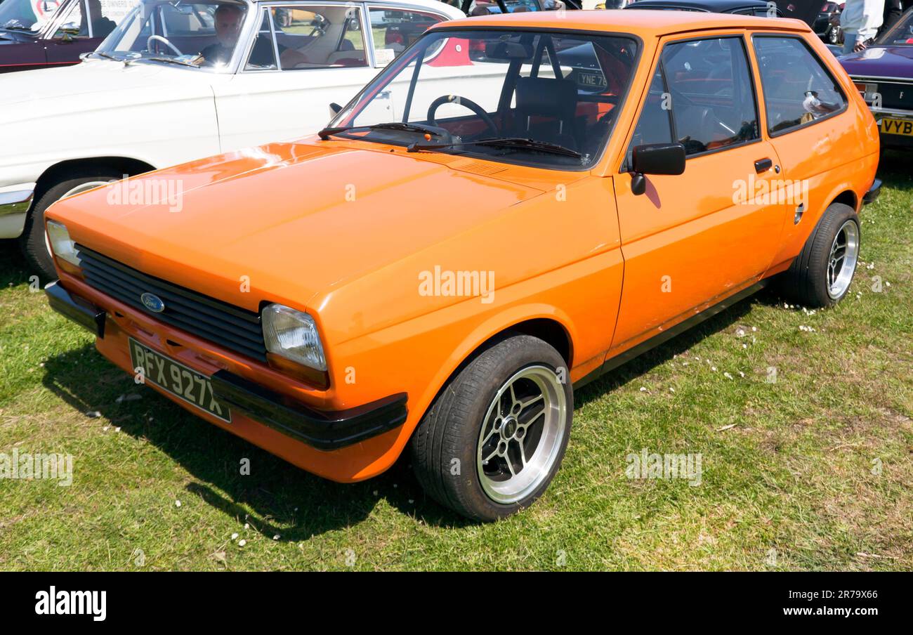 Vista frontale di tre quarti di una Ford Fiesta arancione, 1981, di prima generazione, in mostra al 2023° Deal Classic Car Show Foto Stock