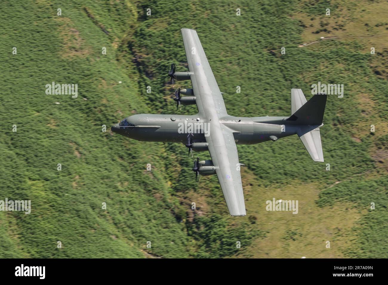 Una nave di tre di RAF C-130 Hercules flypast come la Royal Air Force segna il prossimo ritiro degli Hercules nel Mach Loop, Dolgellau, Regno Unito, 13th giugno 2023 (Foto di Mark Cosgrove/News Images) Foto Stock