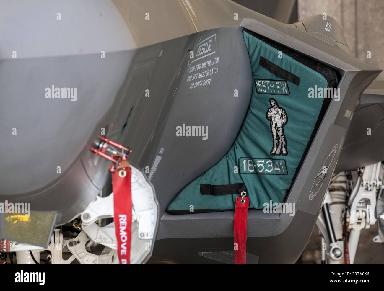 Spangdahlem, Germania. 14th giugno, 2023. Vista della copertura di una baia di armi interna su un U.S.A. Air Force F-35, aereo da combattimento alla base aerea di Spangdahlem durante l'esercizio aereo Air Defender 2023. Venticinque nazioni e la NATO partecipano all'esercizio aereo guidato dalla Germania fino al giugno 23. Secondo le forze armate tedesche, sono coinvolti circa 10.000 soldati e 250 aerei. Credit: Boris Roessler/dpa/Alamy Live News Foto Stock
