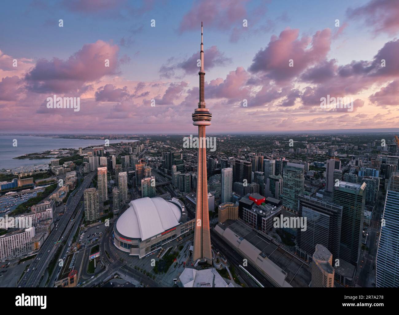 Una vista aerea della CN Tower a Toronto, Ontario, Canada al tramonto Foto Stock