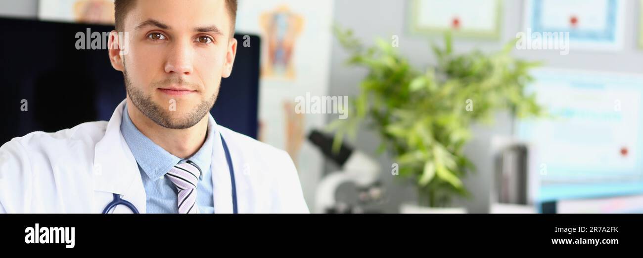 Ritratto del giovane medico terapeuta cardiologo in clinica Foto Stock