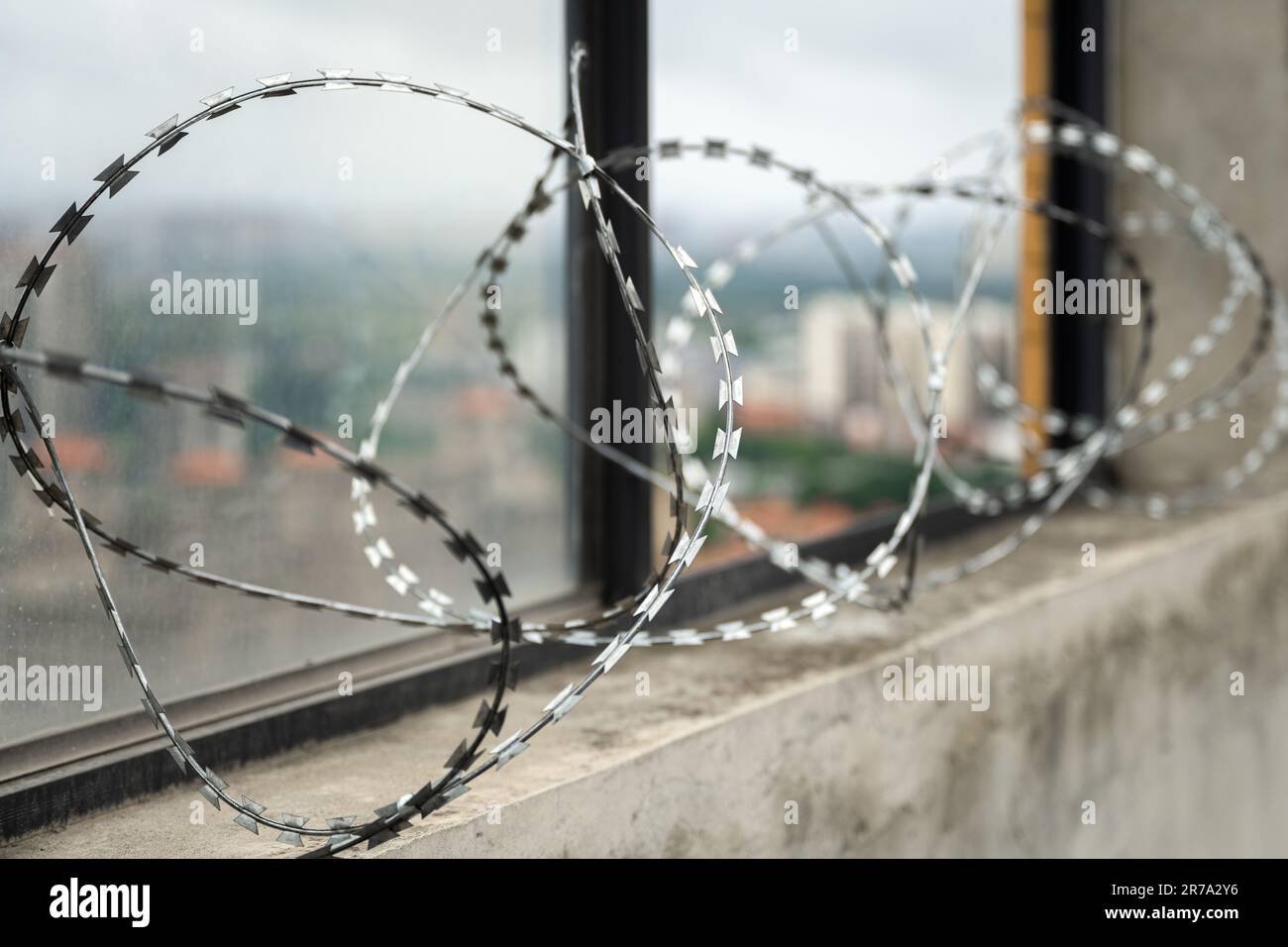 Una recinzione protettiva per evitare di arrampicarsi sulla parete. Foto Stock