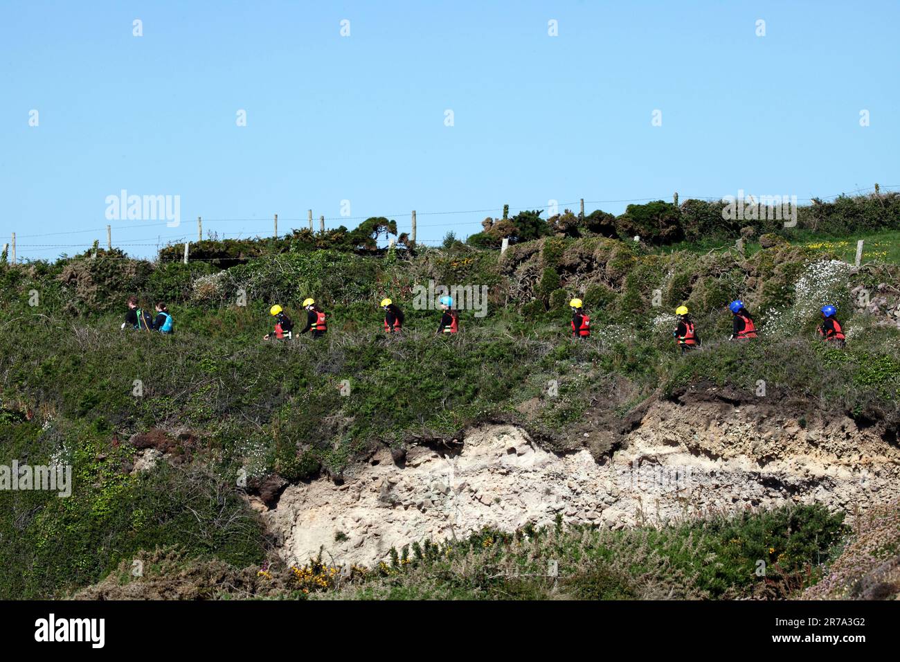 Gruppo di bambini coasteering TYF sul sentiero costiero del Pembrokeshire. Foto Stock