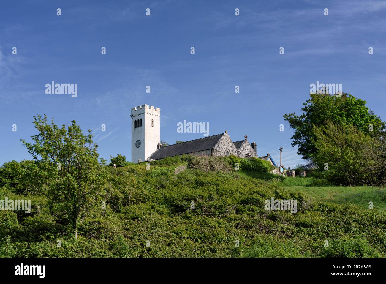 St James the Great Church, Manobier, Pembrokeshire, Galles in una soleggiata giornata estiva Foto Stock