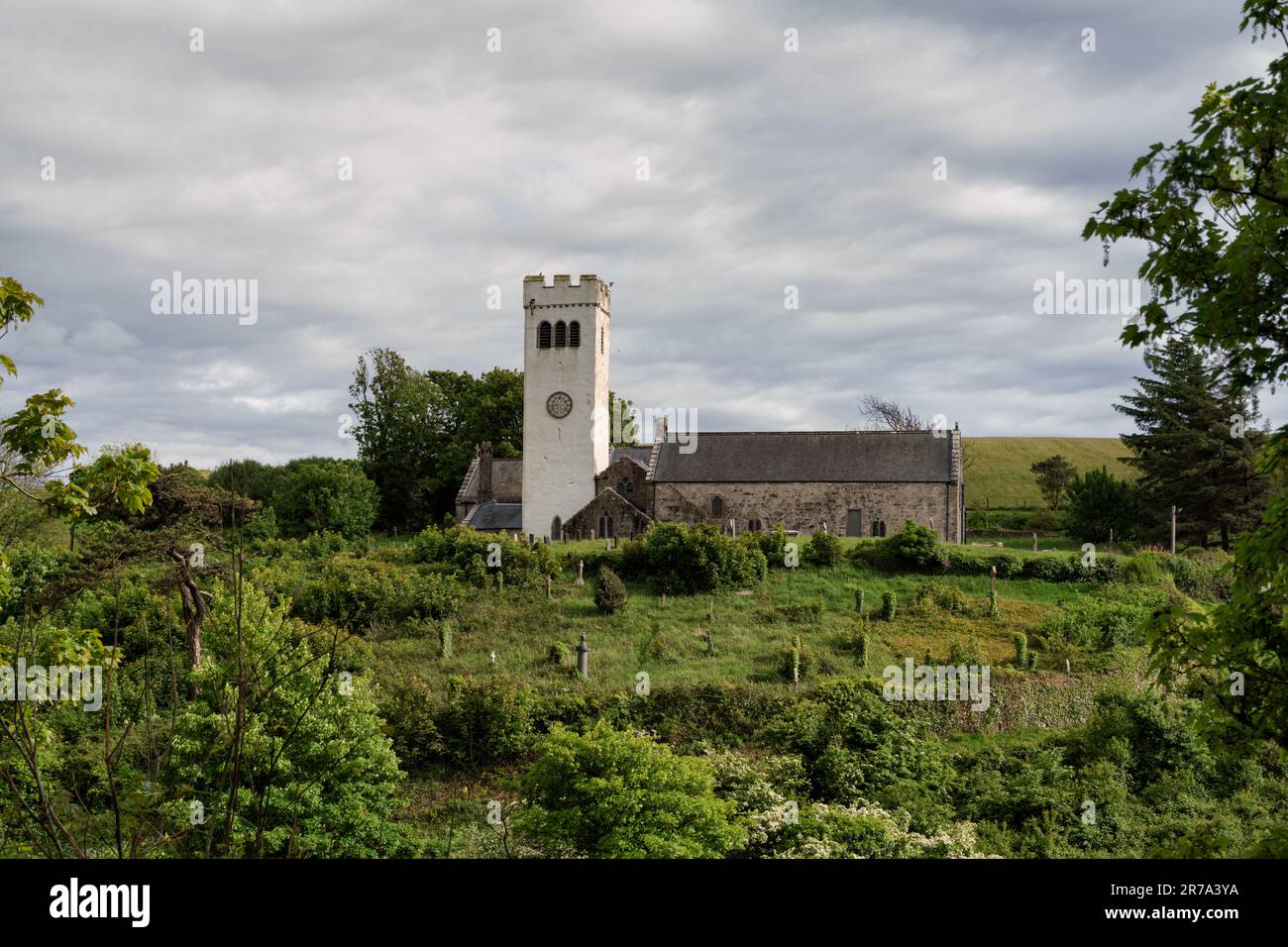 St James the Great Church, Manobier, Pembrokeshire, Galles in una soleggiata giornata estiva Foto Stock