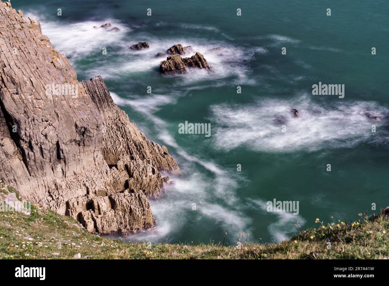 Scogliere e fondali vicino a Shrinkle Haven sul sentiero costiero del Pembrokeshire - lunga esposizione Foto Stock