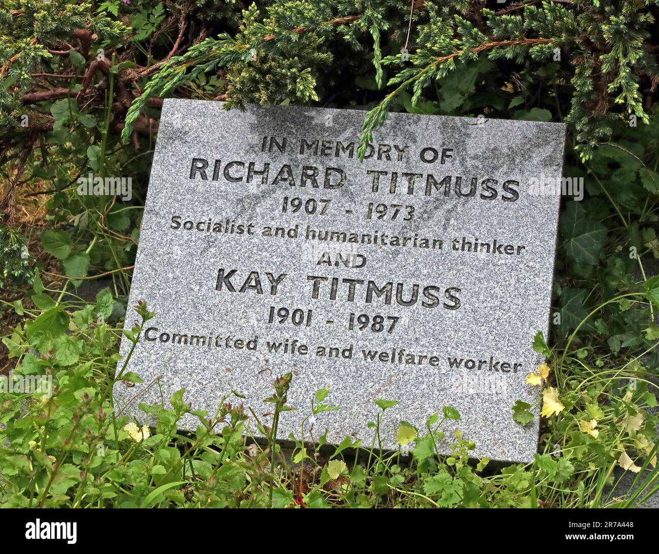 Tomba di Richard Titmuss, Kay Titmuss, 1907-1973 pensatore socialista e umanitario, sepolto nel Highgate Cemetery, Londra, Swain's Lane, N6 6PJ Foto Stock