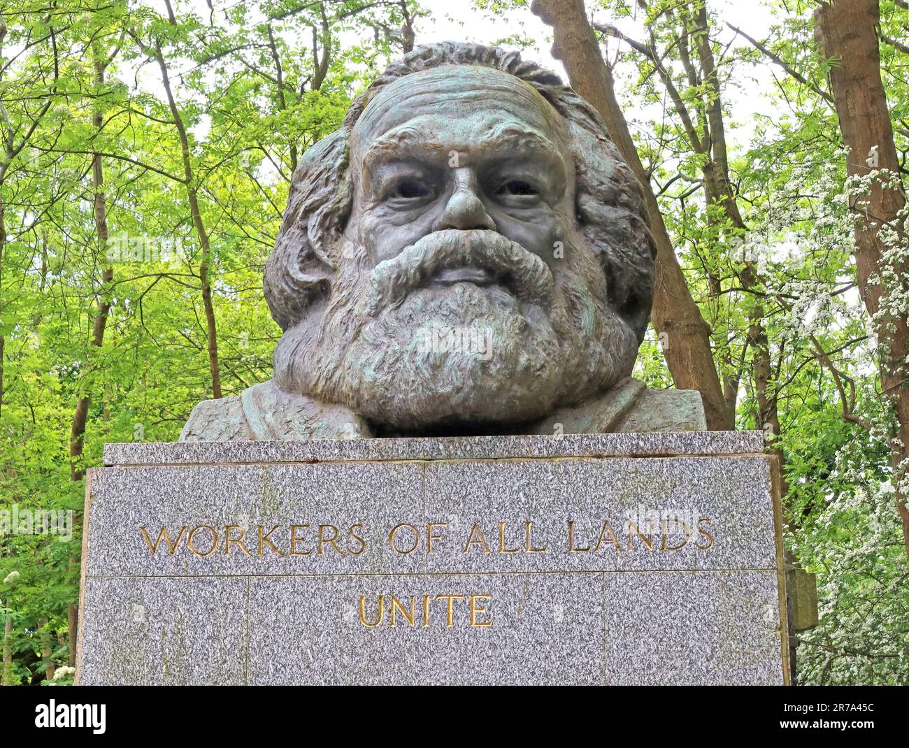 L'impressionante tomba di Karl Marx 1954, cimitero est, Highgate Cemetery, Swain's Lane, Londra, INGHILTERRA, REGNO UNITO, N6 6PJ Foto Stock