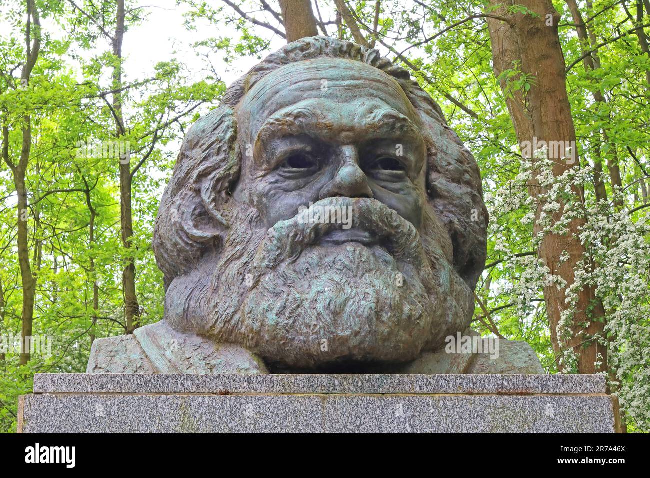 L'impressionante tomba di Karl Marx 1954, cimitero est, Highgate Cemetery, Swain's Lane, Londra, INGHILTERRA, REGNO UNITO, N6 6PJ Foto Stock