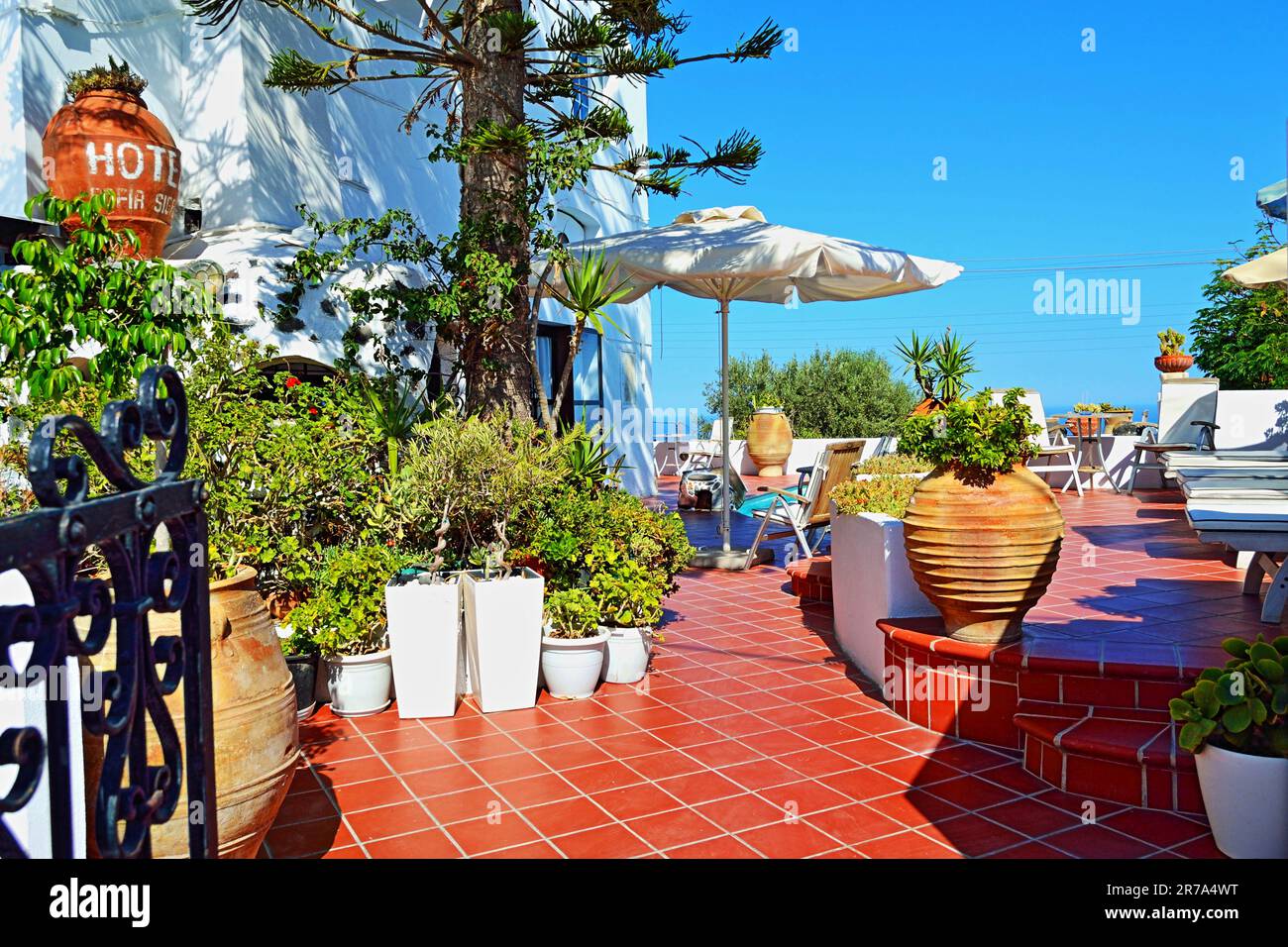 Thera, Santorini, Grecia, 7 settembre 2013: Splendida decorazione esterna tradizionale di un lussuoso hotel resort a Fira o Thera, capitale di Santorini Foto Stock