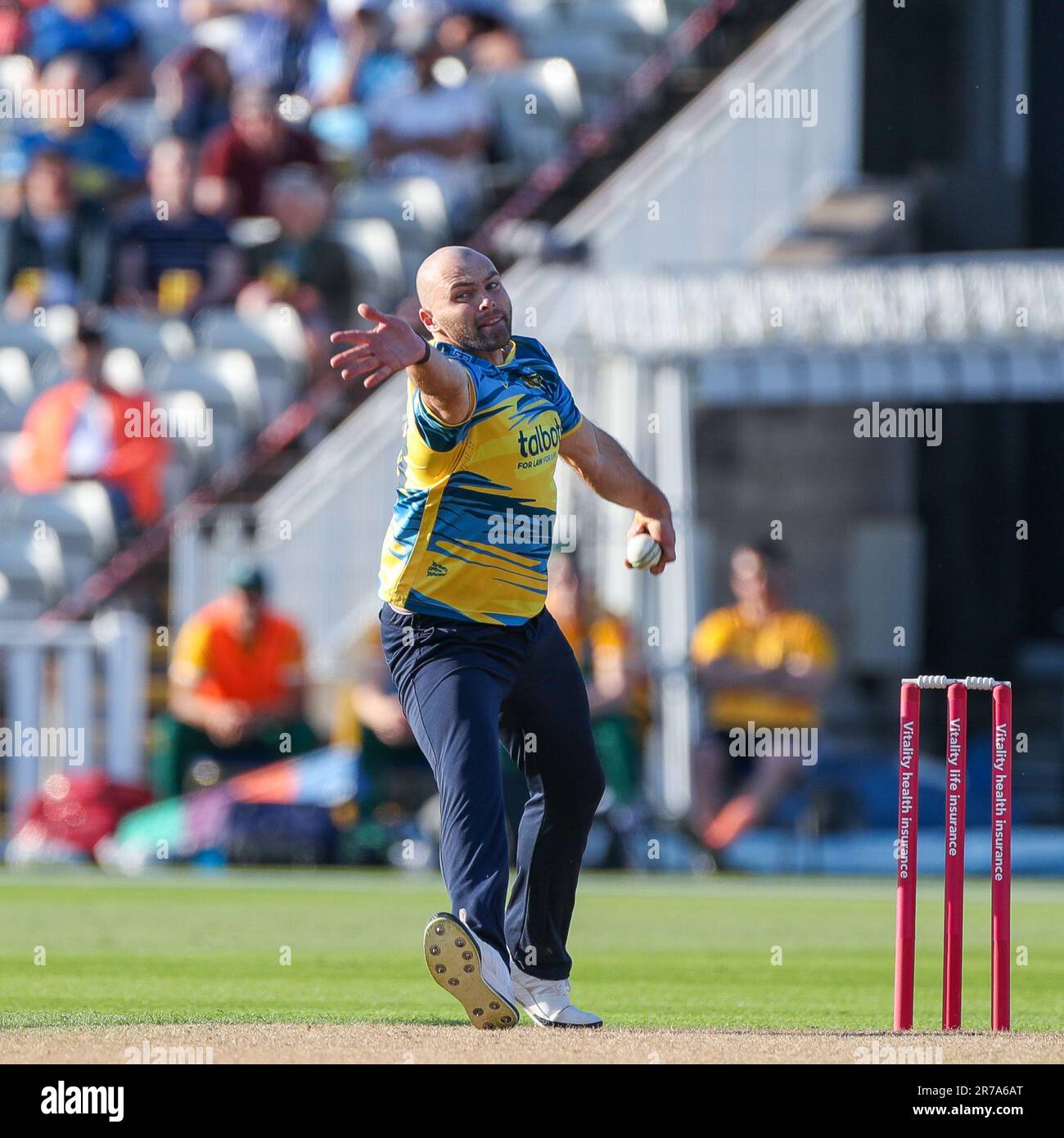 Il bowling Bears’ Jake Lintott si è tenuto a Birmingham il 3 giugno 2023, durante la partita Vitality T20 Blast tra Birmingham Bears & Notts Outlaws Foto Stock