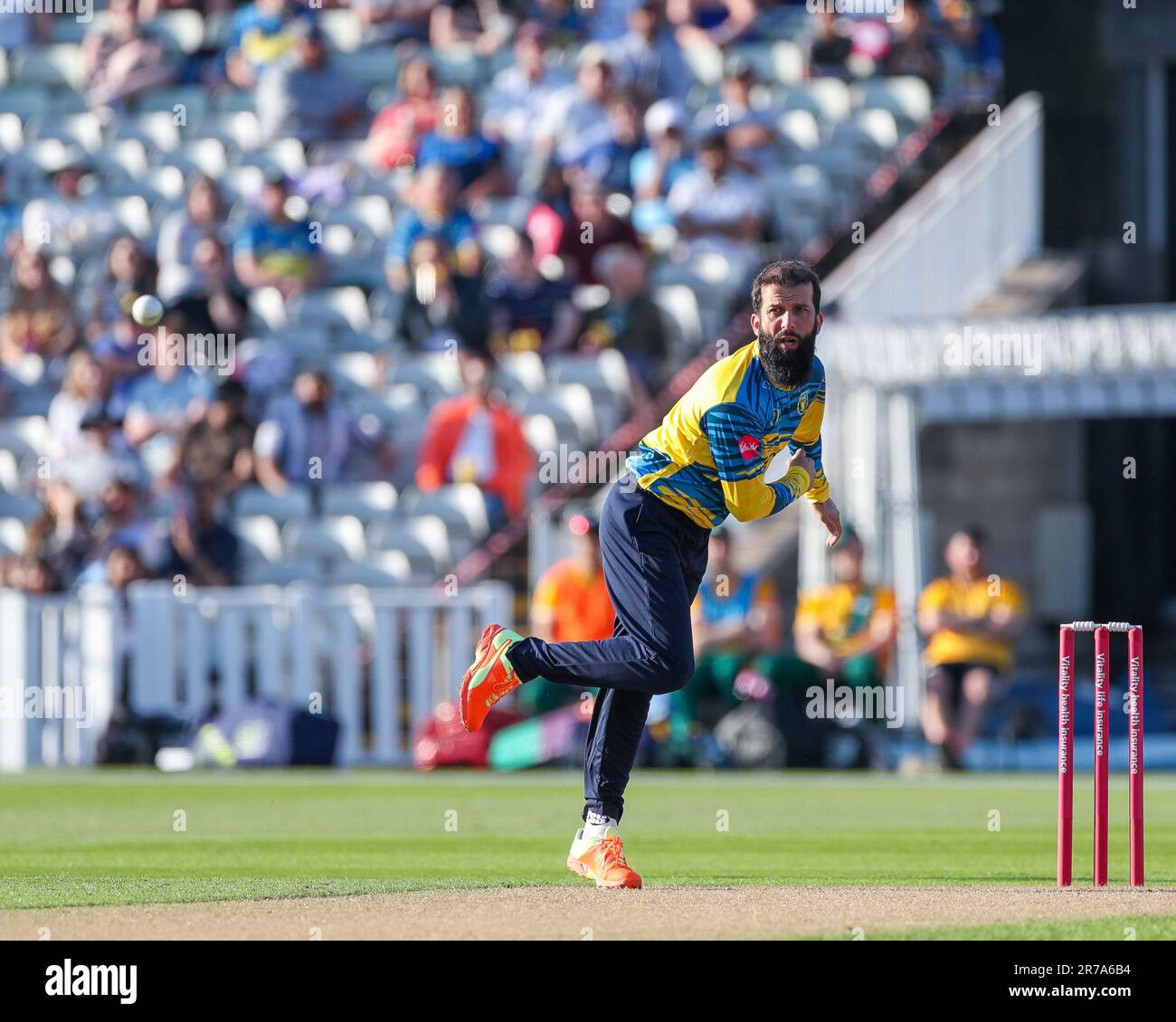 Il bowling Moeen Ali per gli orsi ha preso a Birmingham, Regno Unito, il 3 giugno 2023, durante il gioco di Blast Vitality T20 tra Birmingham Bears & Notts Outlaws Foto Stock