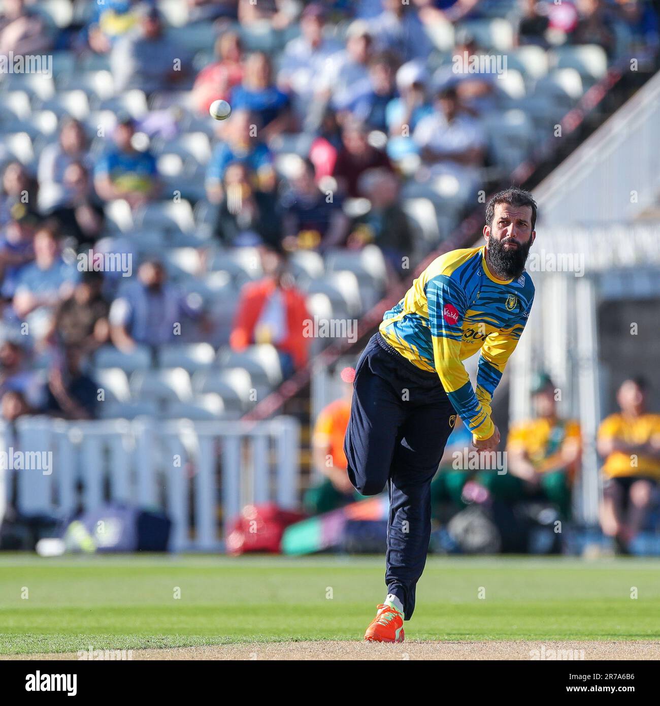 Il bowling Moeen Ali per gli orsi ha preso a Birmingham, Regno Unito, il 3 giugno 2023, durante il gioco di Blast Vitality T20 tra Birmingham Bears & Notts Outlaws Foto Stock