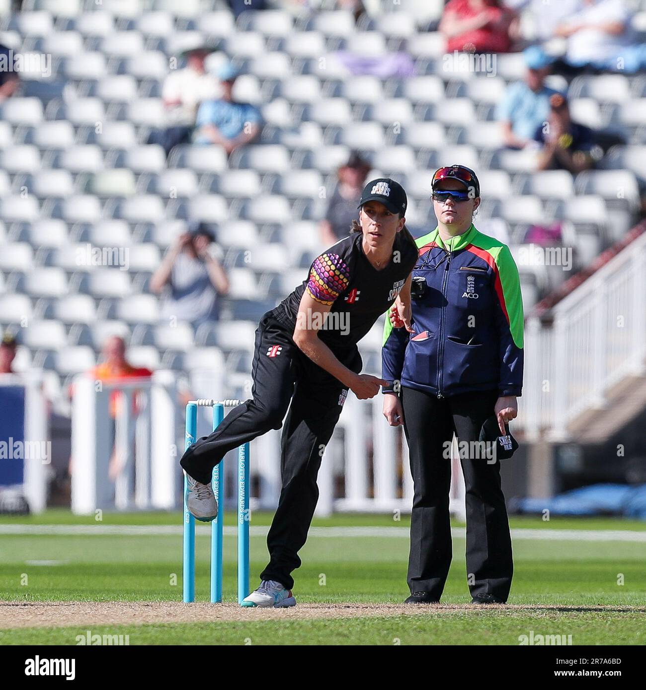 Central Sparks Erin Burns in azione bowling preso a Birmingham, Regno Unito durante la Charlotte Edwards Cup fixture tra Central Sparks e Southern Vipers Foto Stock