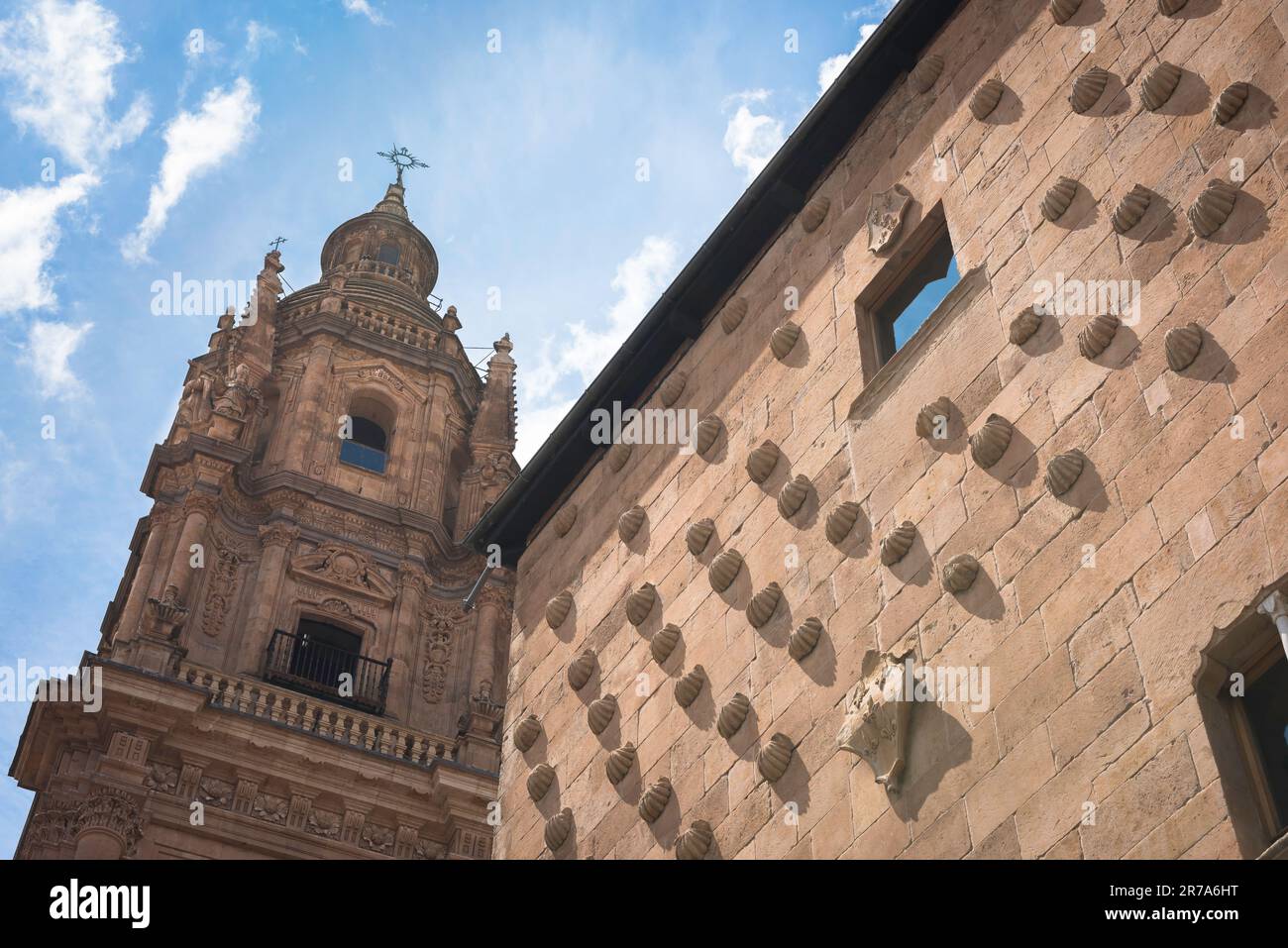 Salamanca, vista della torre barocca della chiesa di la Clerecia (L) e della Casa de las Conchas (R) di epoca rinascimentale nella storica città di Salamanca, Spagna Foto Stock