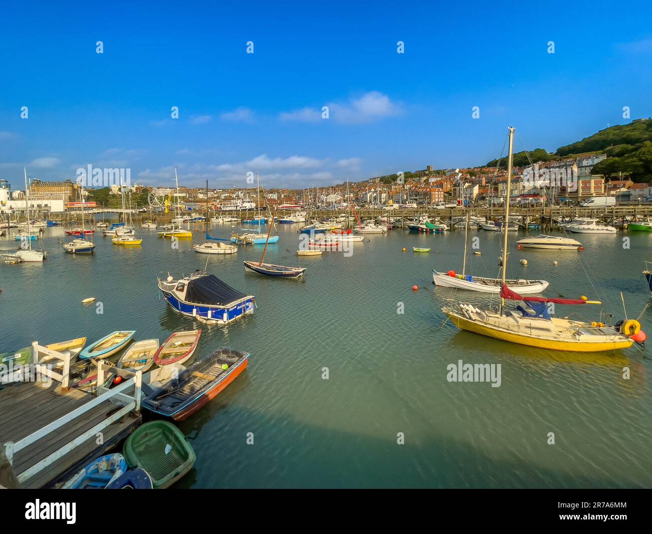 Barche ormeggiate nel porto di Scarborough, South Bay, la mattina presto in una giornata di sole. REGNO UNITO Foto Stock