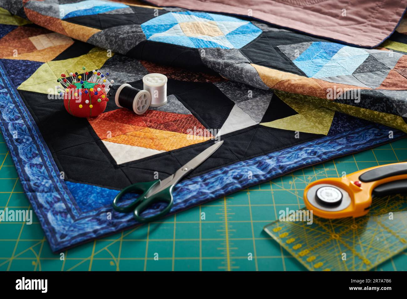 Trapunta piccola, tappeto da taglio e accessori per cucire e trapuntare Foto Stock