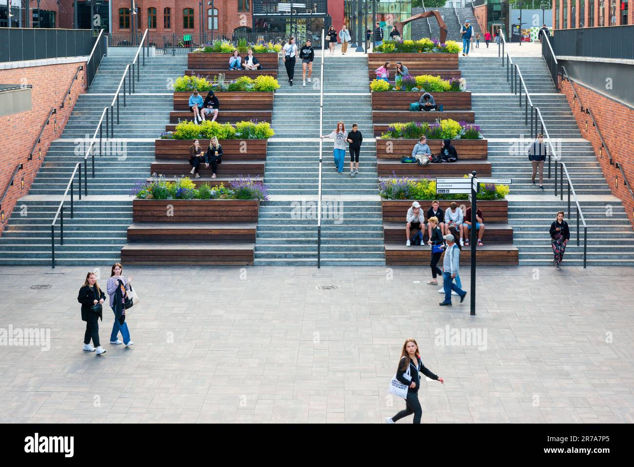 Persone che si divertono nel cortile pubblico del centro commerciale Forum Danzica area urbana designata a Danzica Polonia, Pomerania, Europa, UE Foto Stock