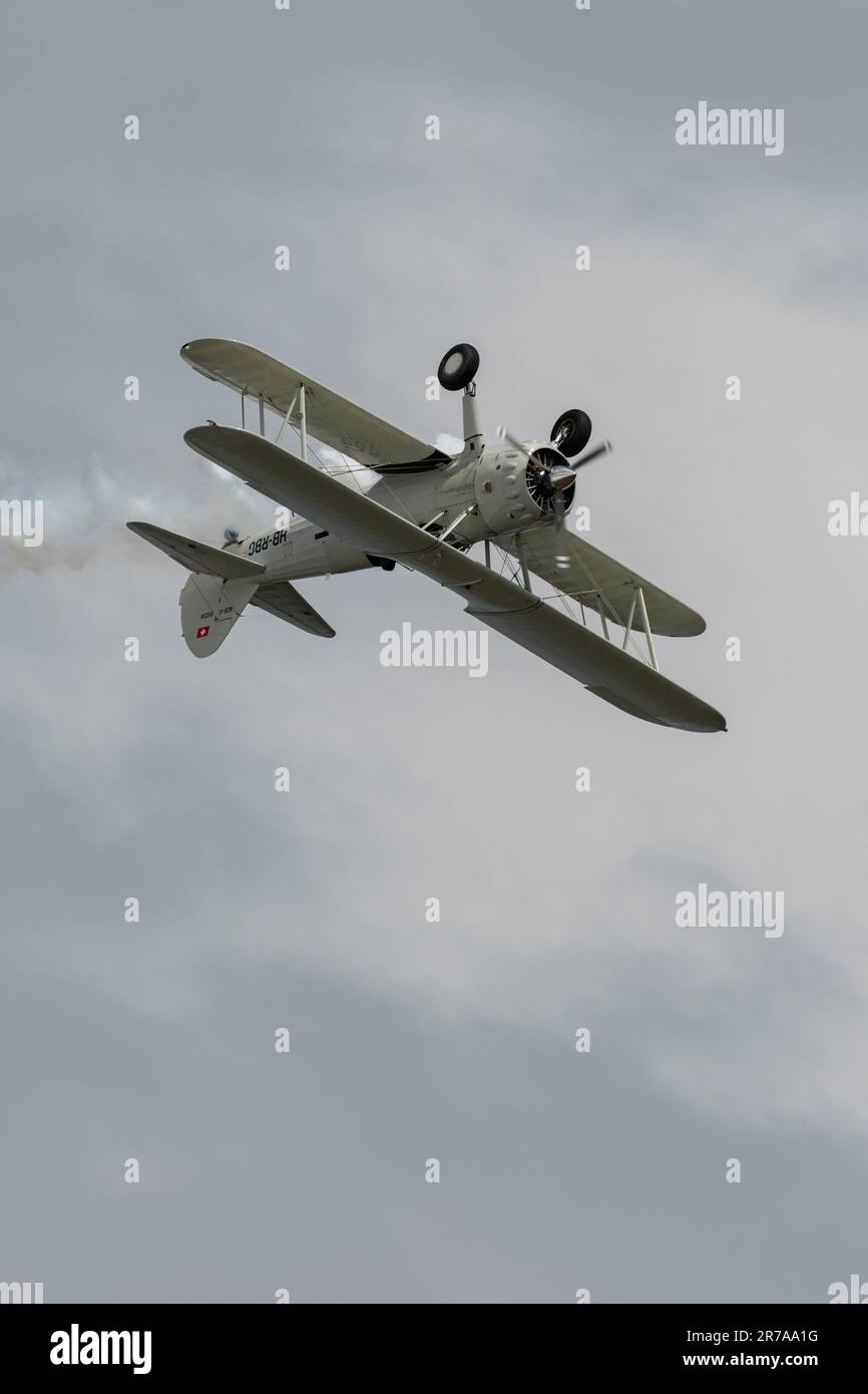 Valle del Reno, San Gallo, Svizzera, 20 maggio 2023 HB-RBG Boeing Stearman modello 75 doppio aereo elica a due piani è in esecuzione durante uno Sho aereo Foto Stock
