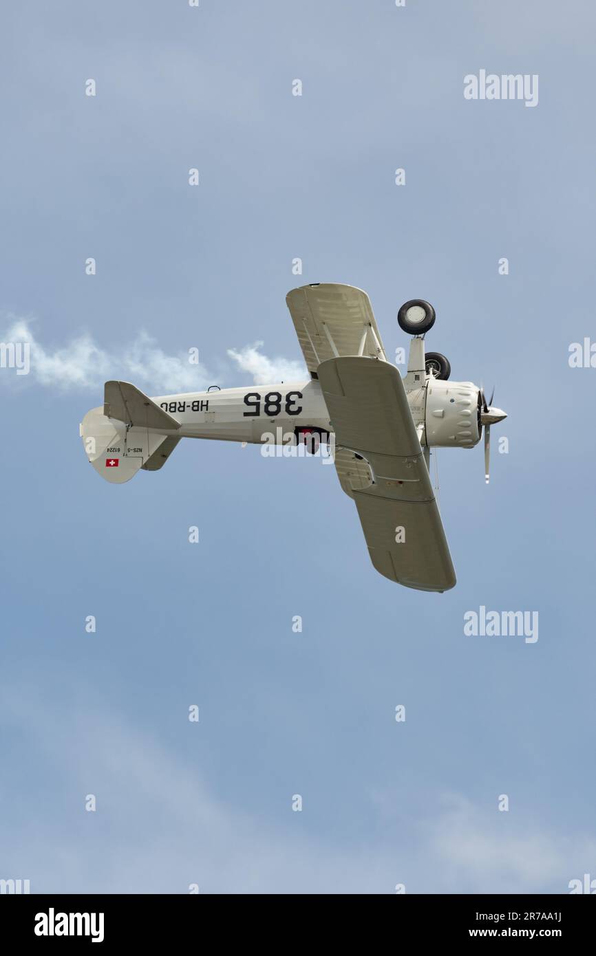 Valle del Reno, San Gallo, Svizzera, 20 maggio 2023 HB-RBG Boeing Stearman modello 75 doppio aereo elica a due piani è in esecuzione durante uno Sho aereo Foto Stock
