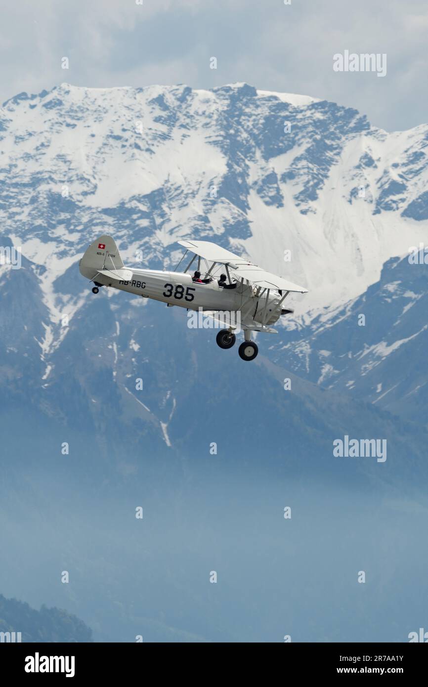 Valle del Reno, San Gallo, Svizzera, 20 maggio 2023 HB-RBG Boeing Stearman modello 75 doppio aereo elica a due piani è in esecuzione durante uno Sho aereo Foto Stock