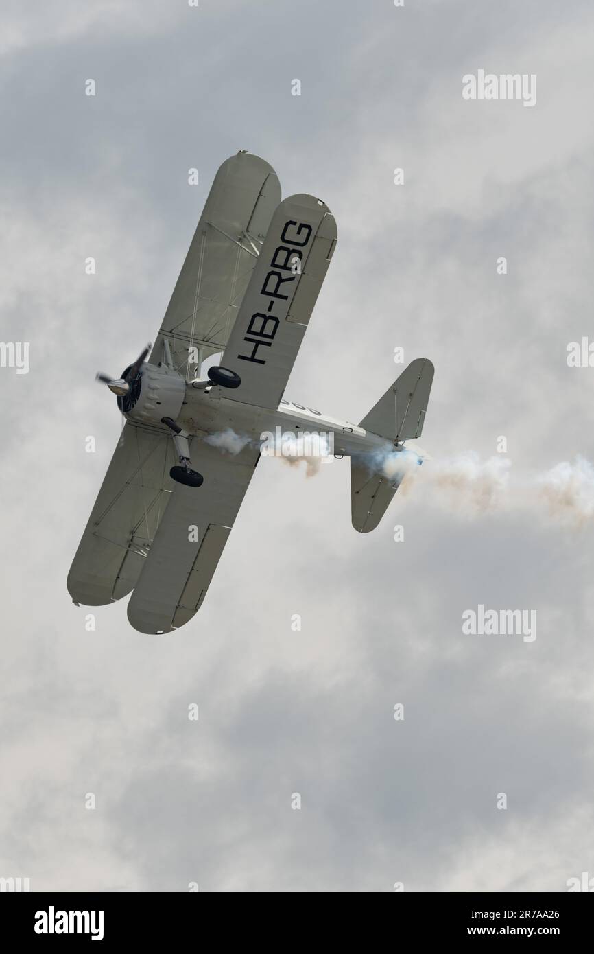 Valle del Reno, San Gallo, Svizzera, 20 maggio 2023 HB-RBG Boeing Stearman modello 75 doppio aereo elica a due piani è in esecuzione durante uno Sho aereo Foto Stock