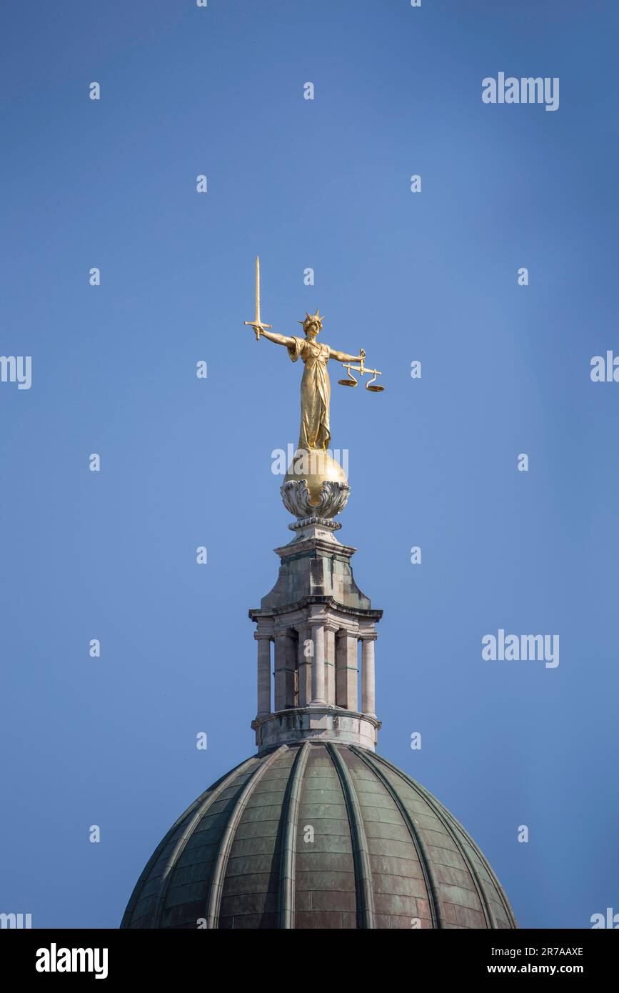 Lady of Justice close up Old Baily Criminal Court London Foto Stock