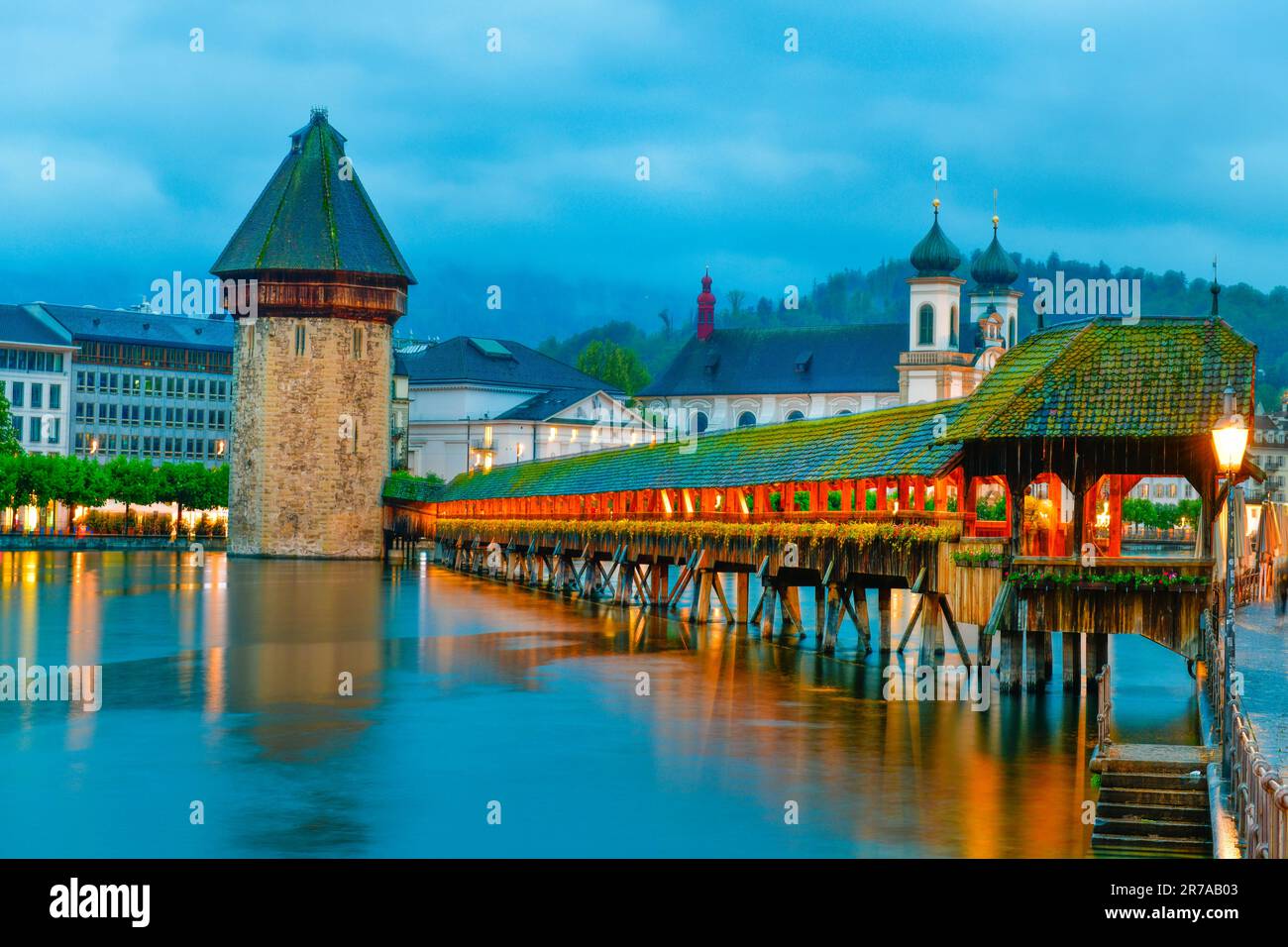Bellissima città storica di Lucerna con il famoso Ponte della Cappella e la Torre dell'acqua al crepuscolo, Svizzera Foto Stock