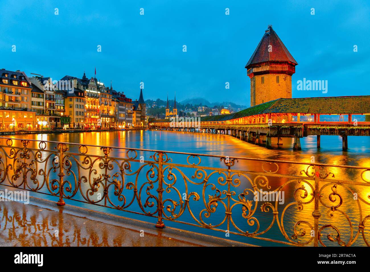Bellissima città storica di Lucerna con il famoso Ponte della Cappella e la Torre dell'acqua al crepuscolo, Svizzera Foto Stock