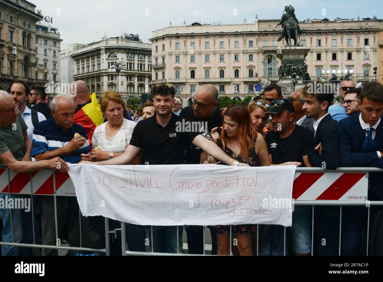 Italia. 14th giugno, 2023. In attesa del funerale di Stato di Silvio Berlusconi in Piazza del Duomo solo uso Editoriale Credit: Agenzia indipendente per le foto/Alamy Live News Foto Stock