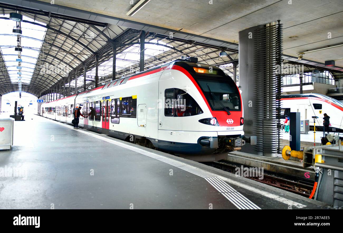 Svizzera - Maggio 17 ,2023 : parcheggio dei treni sulla stazione ferroviaria di Lucerna Foto Stock