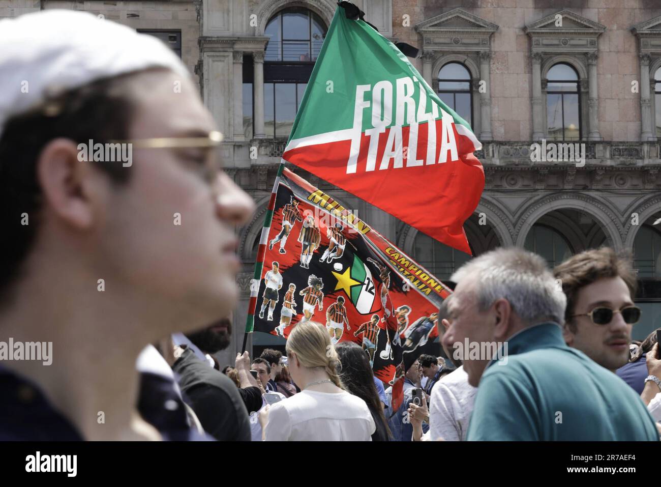 Milano, Italia. 14th giugno, 2023. In attesa dei funerali statali per Silvio Berlusconi in Piazza del Duomo Editoriale solo uso Credit: Independent Photo Agency/Alamy Live News Foto Stock