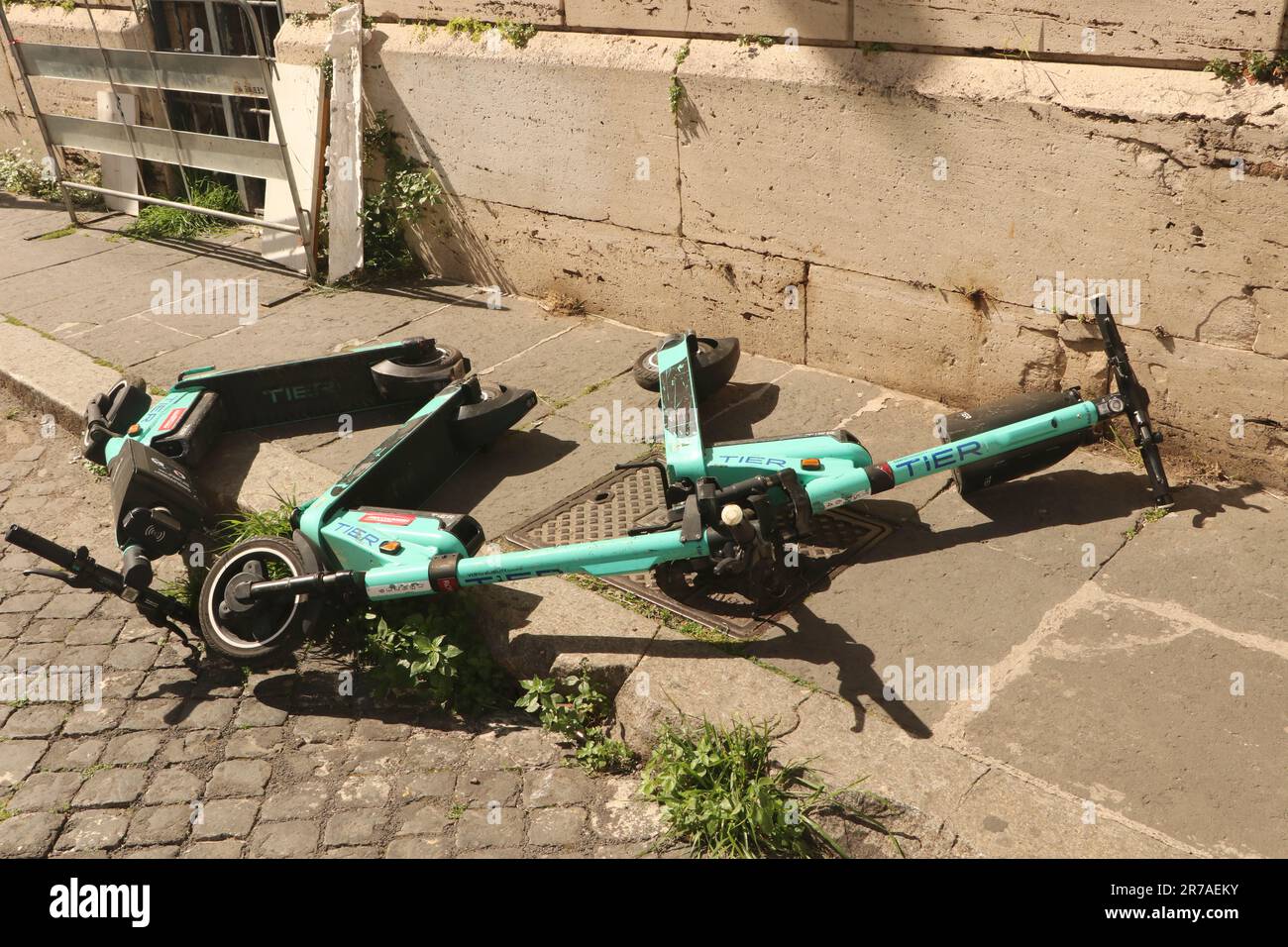 Roma, Italia - 22 aprile 2023: Scooter elettrici a noleggio TIER situati sul marciapiede della strada nel centro di Roma Foto Stock