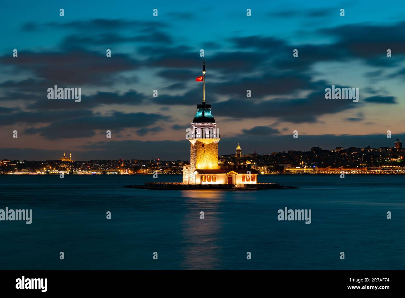 Kiz Kulesi, alias Torre della Maiden. Famoso edificio recentemente rinnovato di Istanbul. Viaggio a Istanbul foto di sfondo. Foto Stock