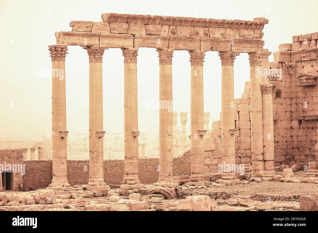 Rovine del tempio nell'antica città di Palmyra, Siria (noto anche come Tadmur) durante la tempesta di sabbia Foto Stock