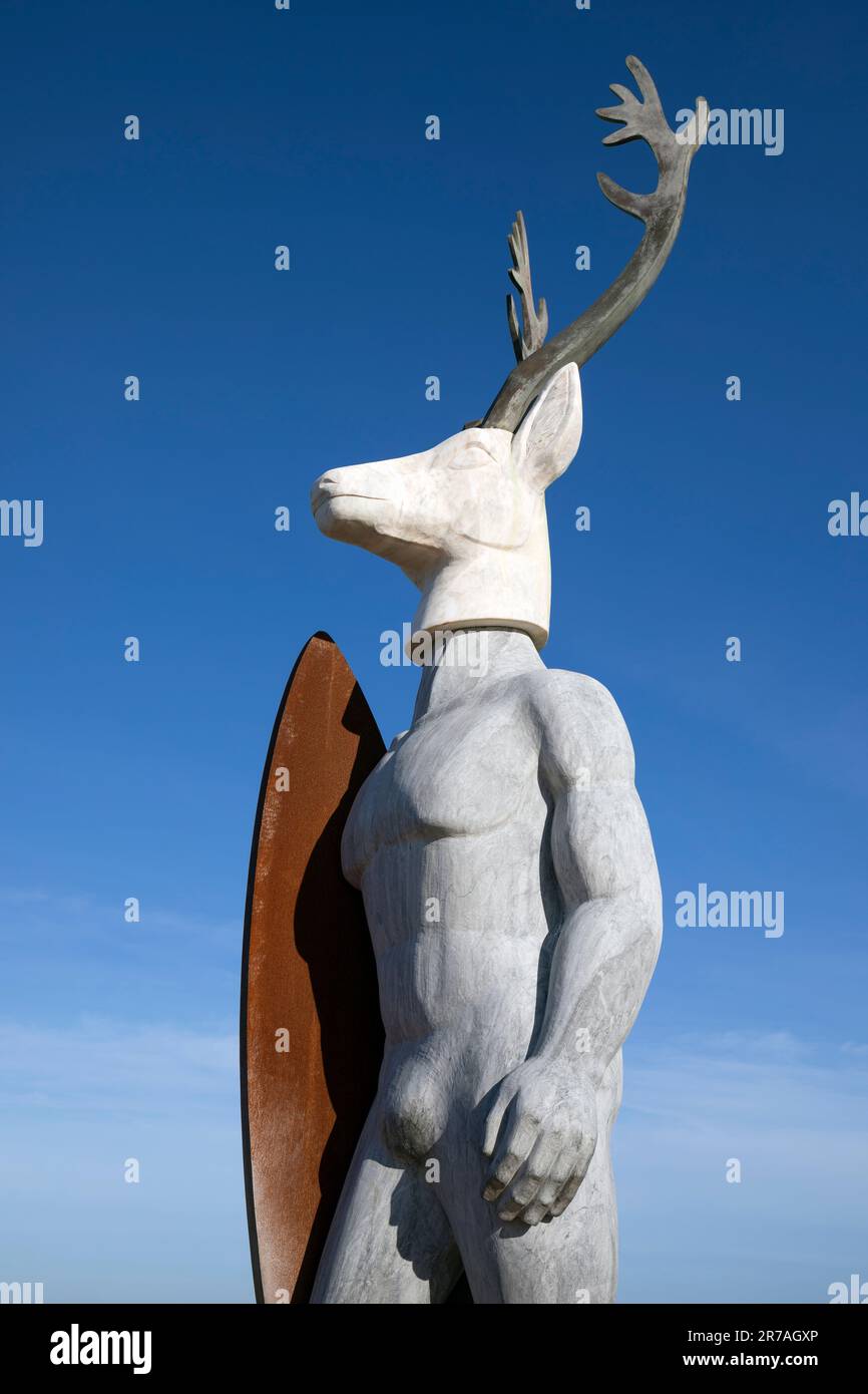Europa, Portogallo, Regione di Oeste, Nazaré, Statua chiamata 'Veado' dallo scultore Adália Alberto di un uomo con testa di cervo Foto Stock