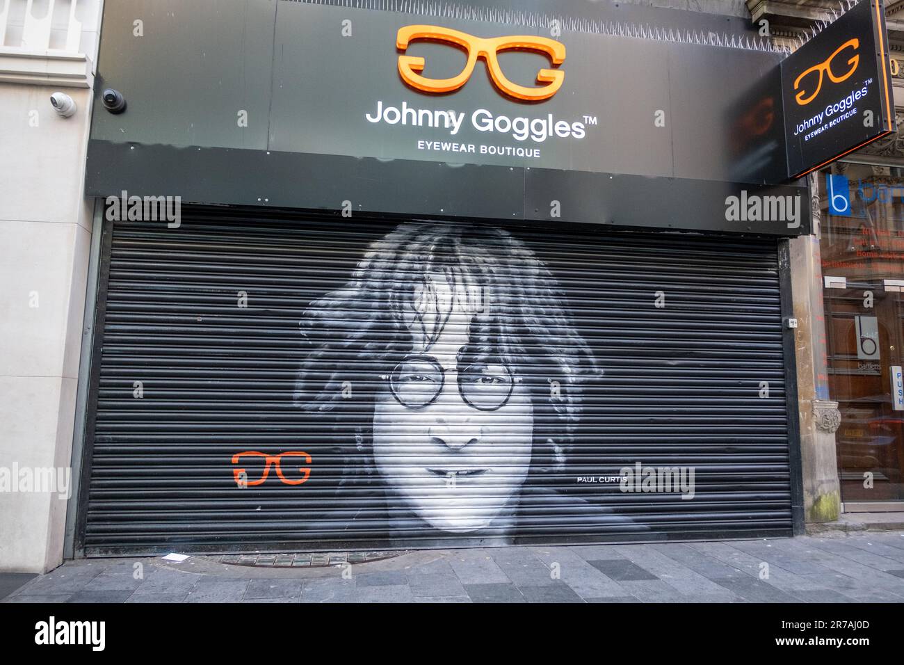Johnny Goggles Opticians con un murale di John Lennon a Liverpool Foto Stock