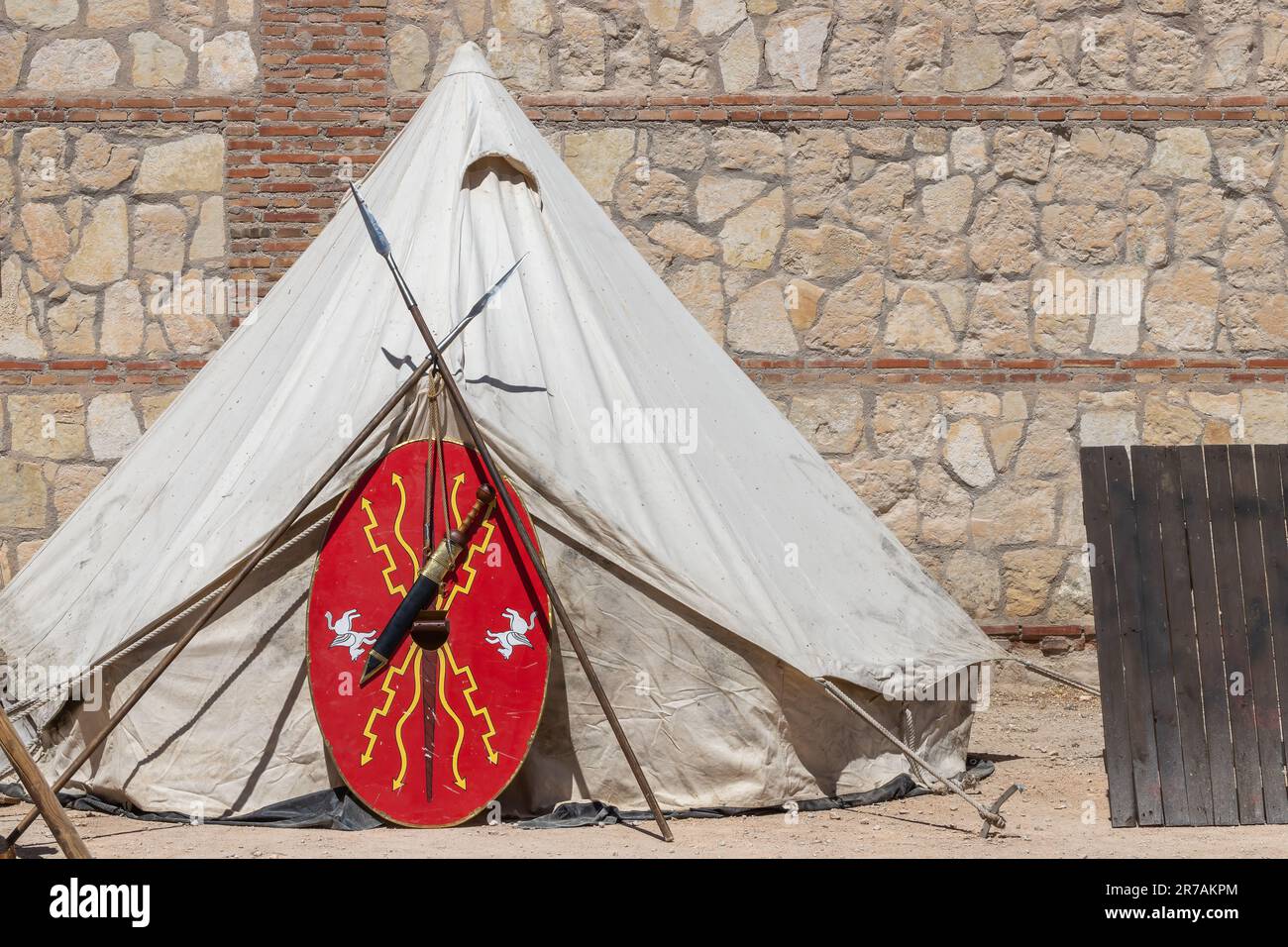 scena all'aperto in vista orizzontale di tenda, lance, scudo e spada di un soldato delle truppe ausiliarie dell'antico impero romano Foto Stock
