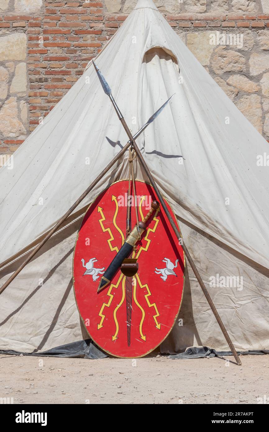 scena all'aperto con vista verticale di tenda, lance, scudo e spada di un soldato delle truppe ausiliarie dell'antico impero romano Foto Stock