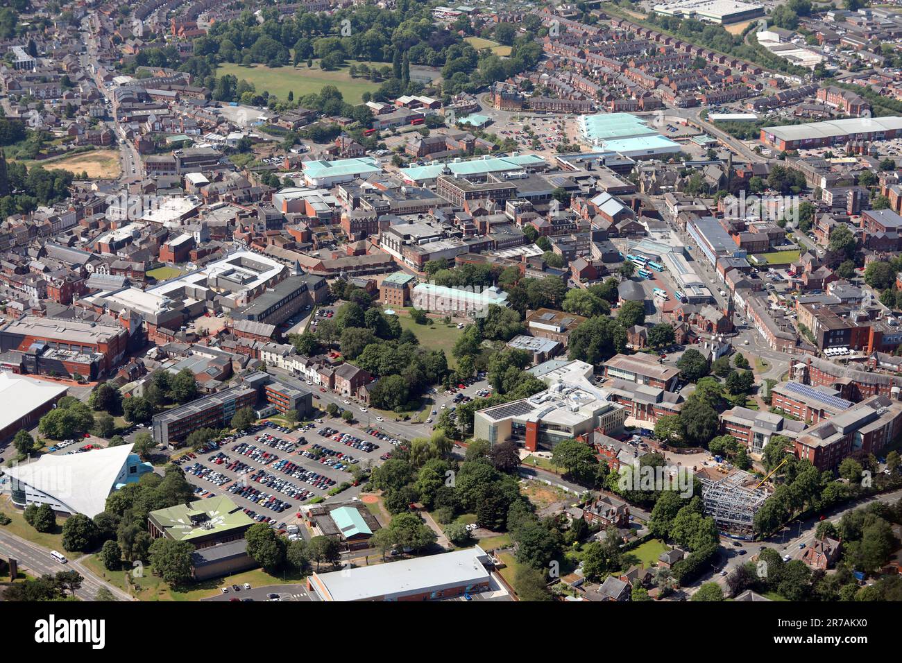 Vista aerea del centro di Wrexham da nord est verso sud ovest, con il parcheggio per auto di Waterworld promi9nent nella parte più vicina Foto Stock