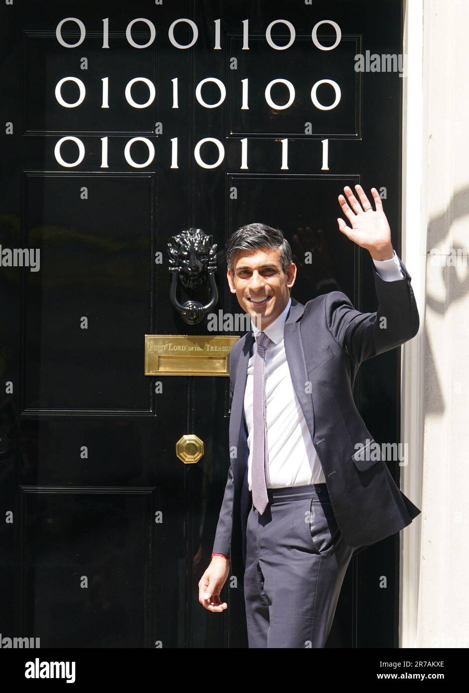 Il primo ministro Rishi Sunak si trova all'ingresso di 10 Downing Street, Londra, mentre i numeri attaccati alla porta spiegano la "London Tech Week" in codice binario, davanti a un ricevimento in giardino per la London Tech Week. Il codice binario è una forma di linguaggio di codifica che utilizza solo due simboli, '0' e '1', per trasmettere e memorizzare le informazioni. Data immagine: Mercoledì 14 giugno 2023. Foto Stock