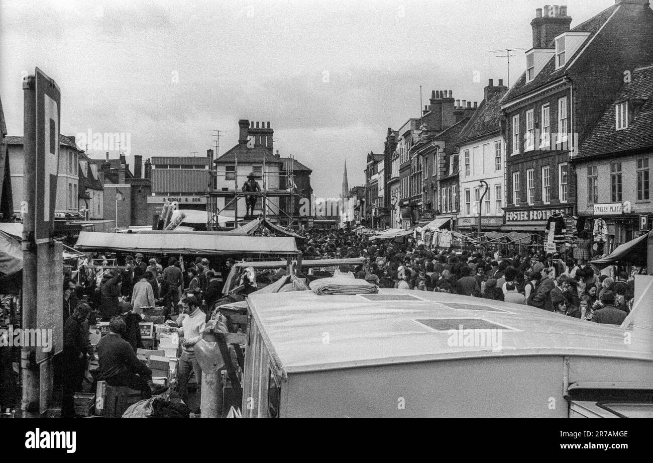 Archivio dei primi anni 1970s Fotografia di un mercato Spring Bank Holiday nella piazza del mercato di St Ives. Poi a Huntingdon e Peterborough e ora a Cambridgeshire. Foto Stock